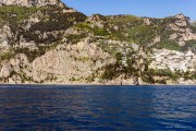 Positano, vu depuis la mer, avec les maisons étagées sur la pente et le secteur Fornillo à droite.