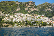 Positano, vu depuis la mer, avec les maisons étagées sur la pente et le secteur Fornillo à droite.