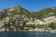 Positano, approche du secteur Fornillo, avec la Torre Trasita visible au bord de l’eau.