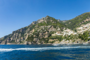 Positano, secteur Fornillo, avec la Torre Trasita sur le promontoire rocheux.