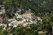Positano, maisons étagées au-dessus du secteur Fornillo, vues depuis la mer.