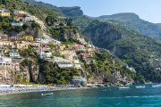 Positano, front de mer entre Fornillo et Spiaggia Grande, vu depuis le bateau.