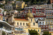 Église Santa Maria Assunta, avec sa coupole en majolique, Positano, côte amalfitaine.