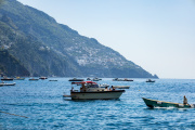 Vue depuis Positano vers Praiano et Vettica Maggiore, côte amalfitaine.