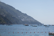 Vue depuis Positano vers Praiano et Vettica Maggiore, côte amalfitaine.