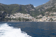Positano, vu depuis la mer, avec la Torre Trasita entre Fornillo et Spiaggia Grande.